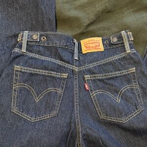 Levi's Dark Indigo Ladies Cinch Jeans -NWOT